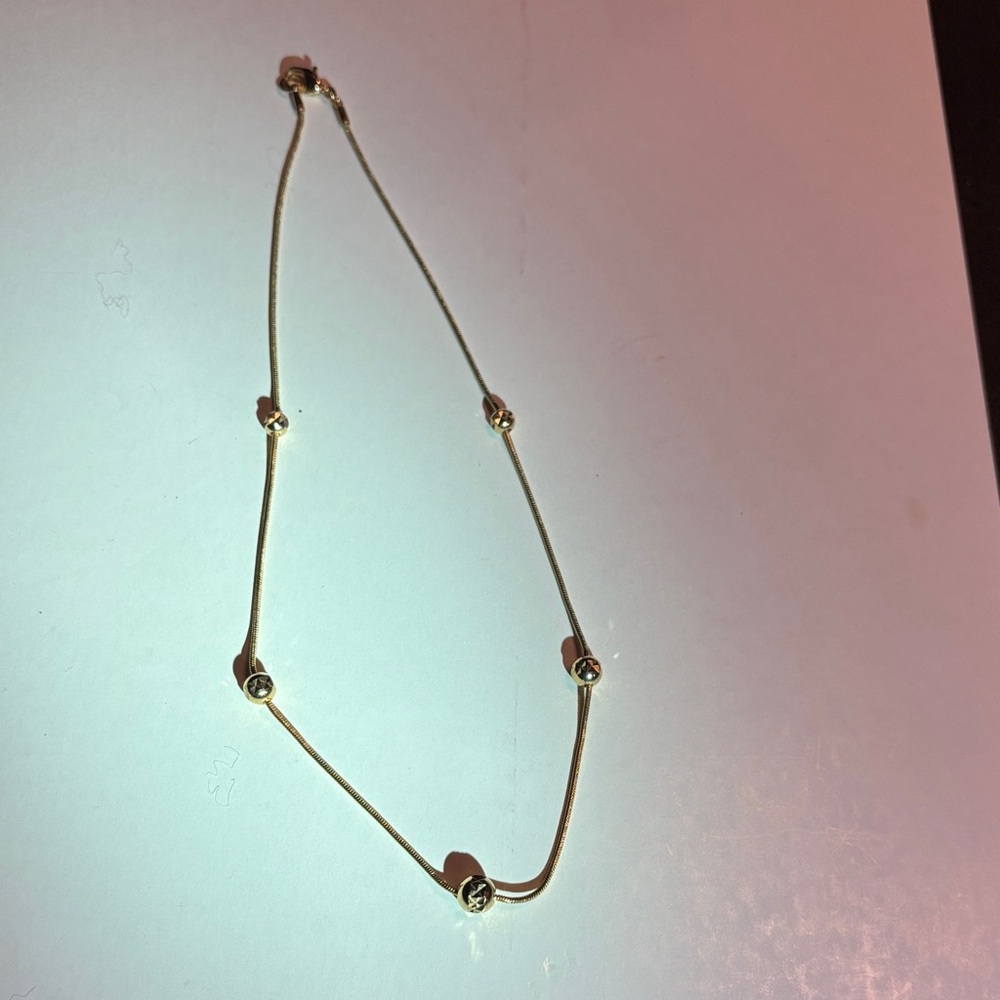 Chic Gold Necklace with Beaded Details